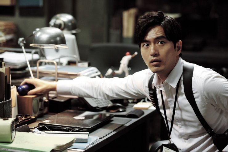 Lee Jin Wook como Kim Gu Woo no filme coreano Time Renegades