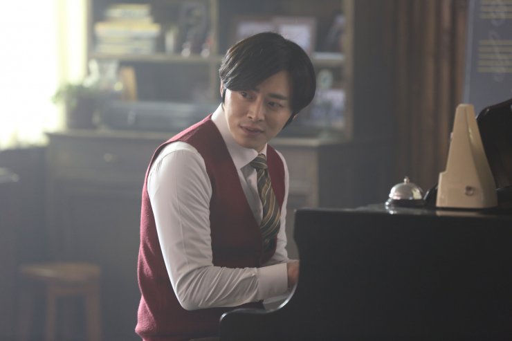 Jo Jung Suk como Baek Ji Hwan no filme coreano Time Renegades