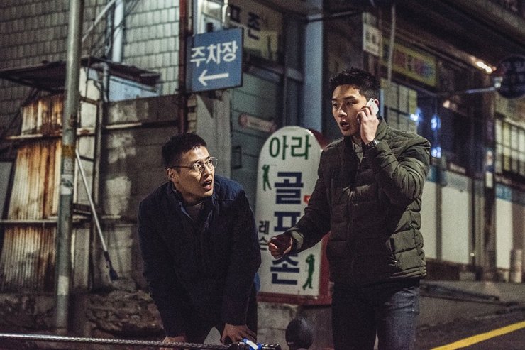 Park Seo Joon e Kang Ha Neul em cena de ação do filme Midnight Runners