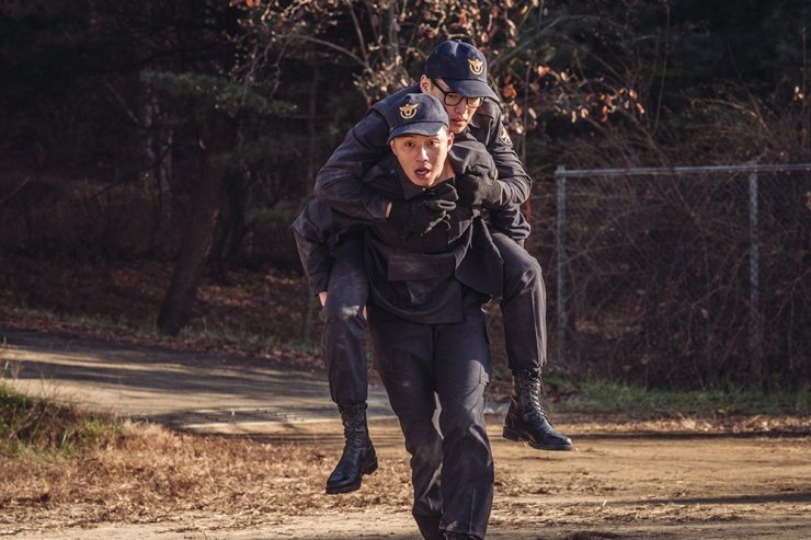 Park Seo Joon e Kang Ha Neul em cena engraçada do filme Midnight Runners