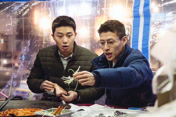 Park Seo Joon e Kang Ha Neul em cena engraçada do filme Midnight Runners