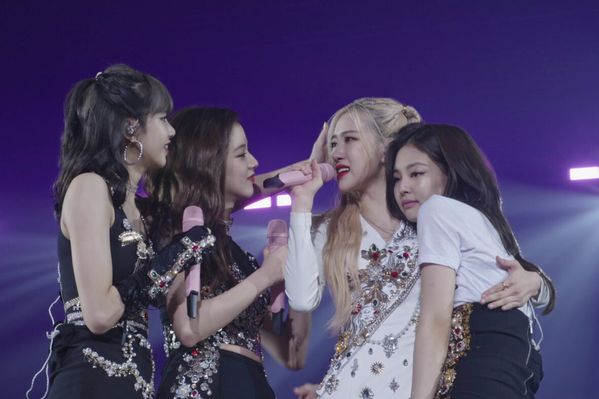 Lisa, Jisoo, Rosé e Jennie emocionadas no palco em seu último show da turnê mundial. 
Rosé chora e abraça jennie, enquanto Lisa e Jisoo consolam Rosé. 