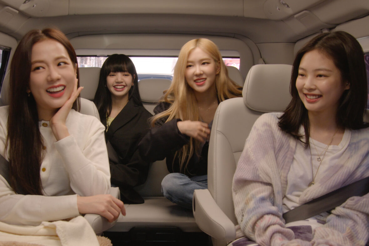 Rosé, jennie, jisoo e Lisa sentadas no bando de trás da minivan a caminho de um compromisso. 