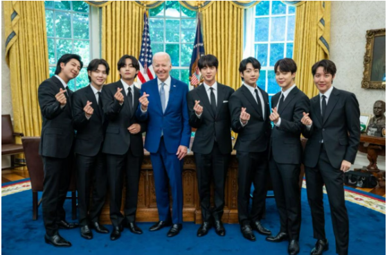 BTS na Casa Branca fazendo coraçãozinho de dramas asiáticos e do famdom