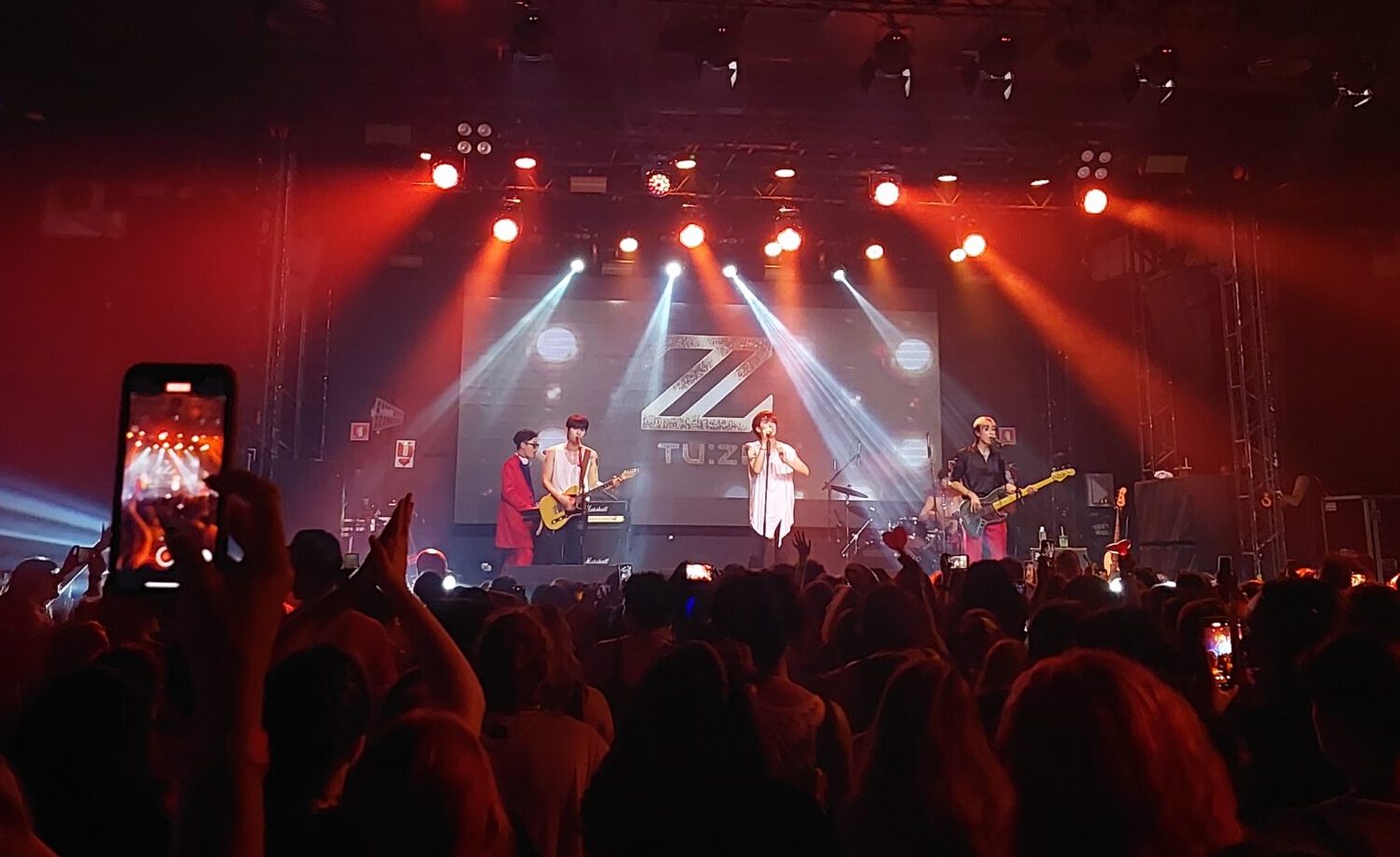 Em nova tour pelo Brasil, a banda sul-coreana 2Z agita São Paulo com muito synth pop e rock e se emociona com carinho dos fãs.