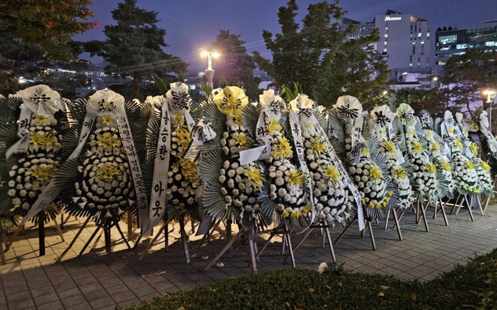 Flores enviadas por fãs coreanas do grupo, declarando que o RIIZE estaria fadado ao fracasso com a volta do Seung Han.