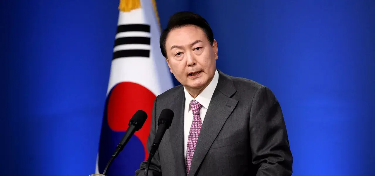 Foto do Presidente Yoon Suk Yeol, responsável por declarar a Lei Marcial no dia 03 e gerar uma série de protestos na Coreia do Sul.