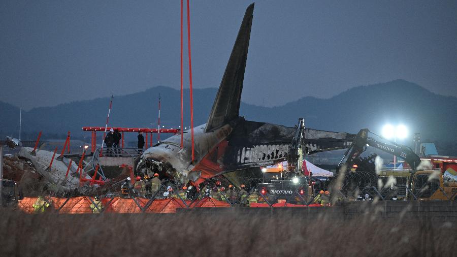 Imagem do avião da Jeju Air, modelo Boeing 737-800, após a colisão.