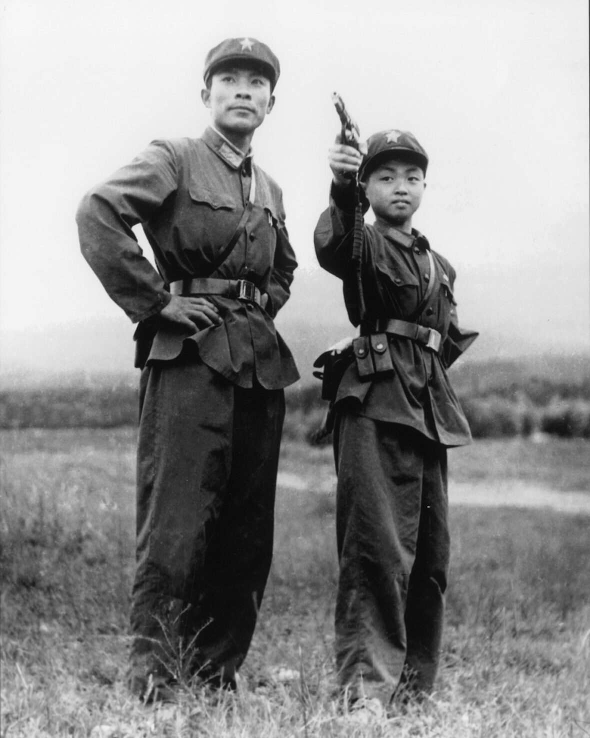 Jin Xing durante seu treinamento militar. Ela é a que está segurando a arma.