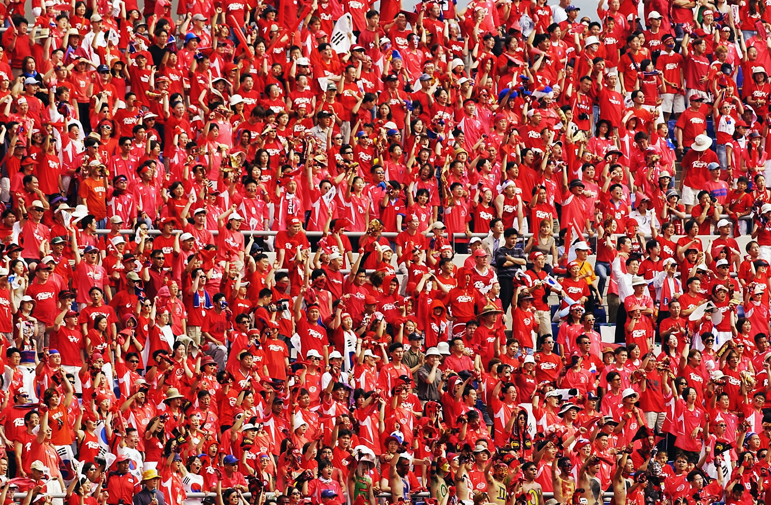 Torcida da Coreia do Sul na Copa do Mundo de 2002, os "Reds" ou "Diabos Vermelhos".
