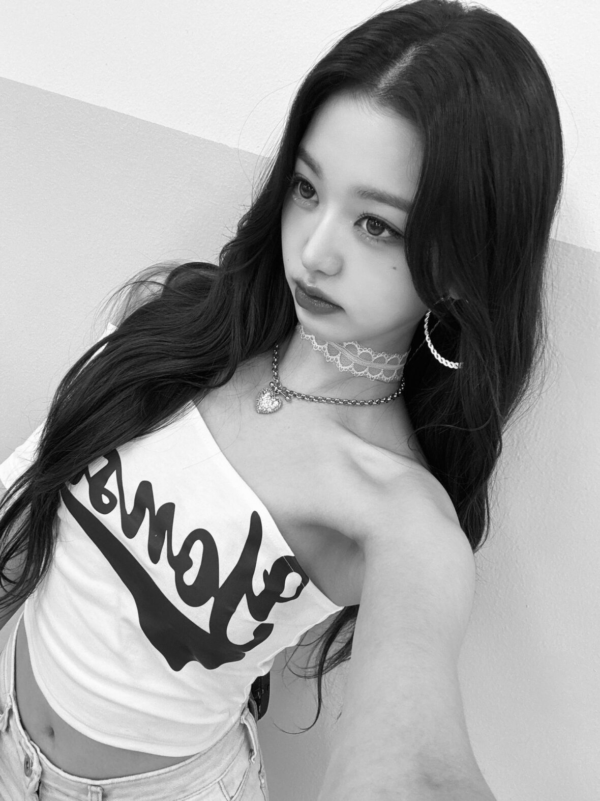 Foto em preto e branco da Wonyoung no bubble.