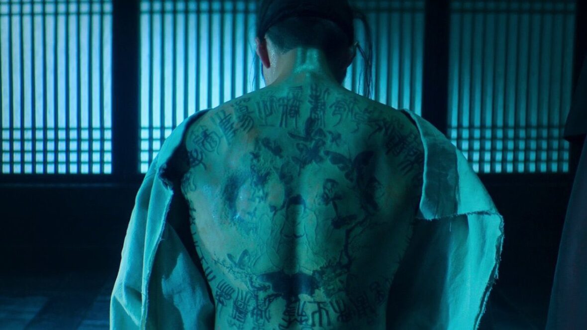 Cena de Querido Hongrang (2025): Tatuagem retratada nas costas de Lee Jae-wook com valor ritualístico e como forma de controle na era Joseon.