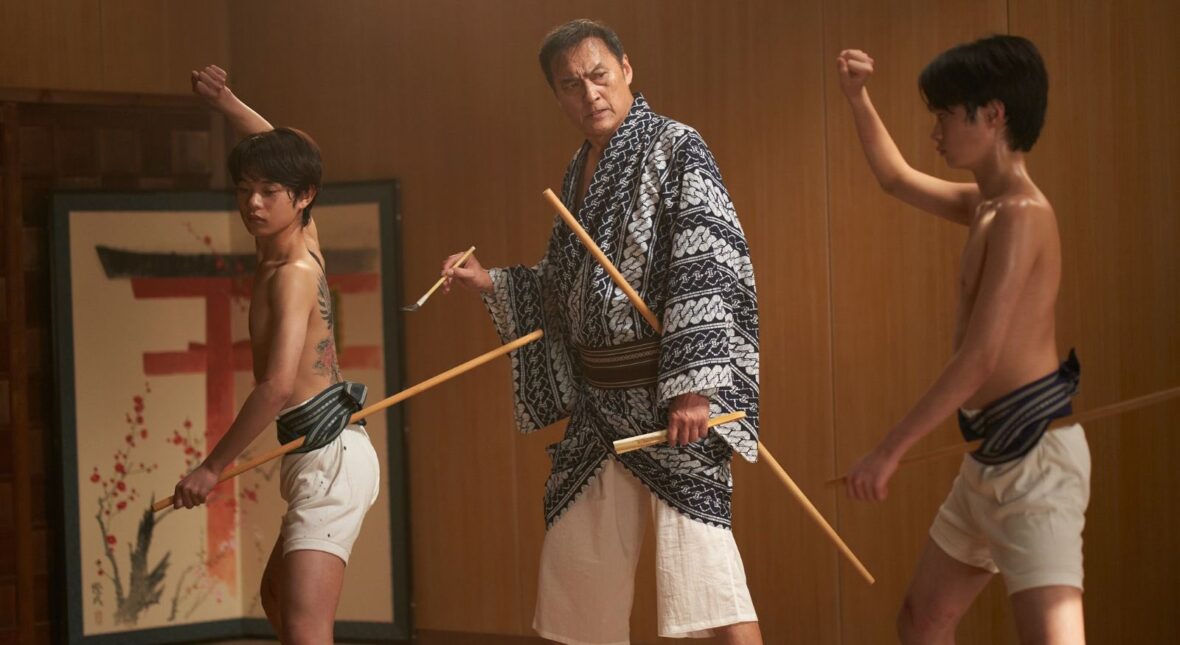 Cena de treino para onnagata dos protagonistas jovens em "Kokuho"