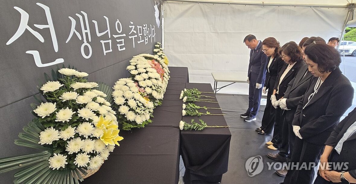 Homenagem silenciosa marca o primeiro aniversário do falecimento do professor do ensino fundamental II em Jeju, que voltou o debate em relação aos direitos dos professores.