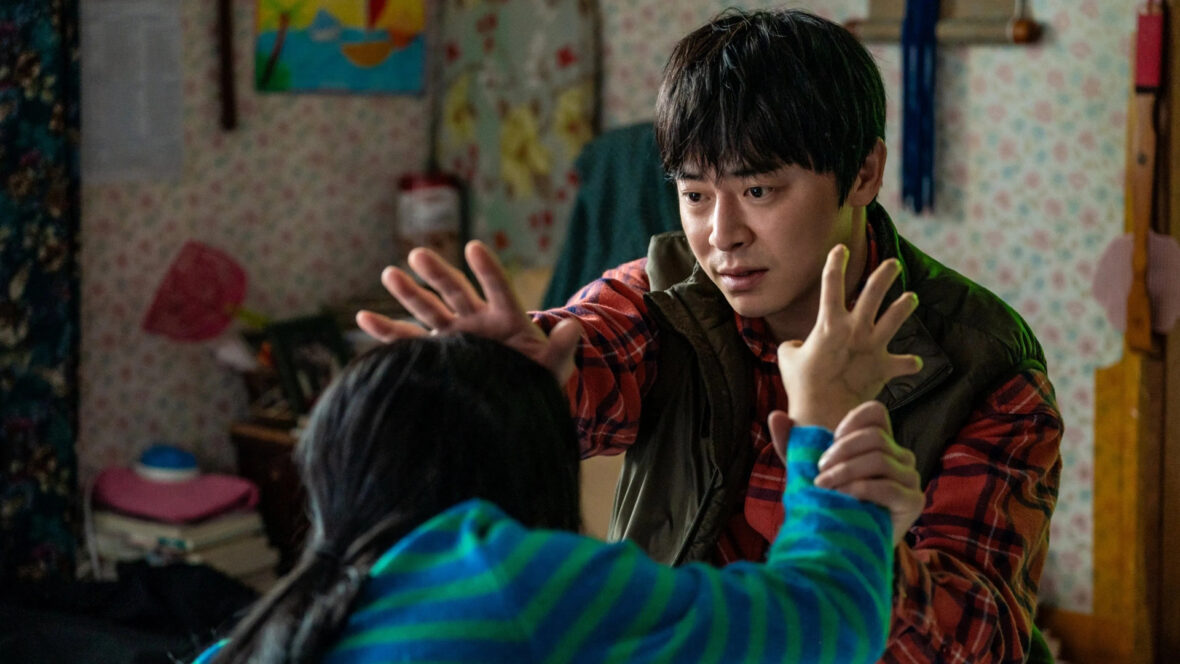 Cena de "Minha Filha É Um Zumbi", com Jeong-hwan impedindo sua filha, Soo-ah, de transformá-lo em um zumbi.