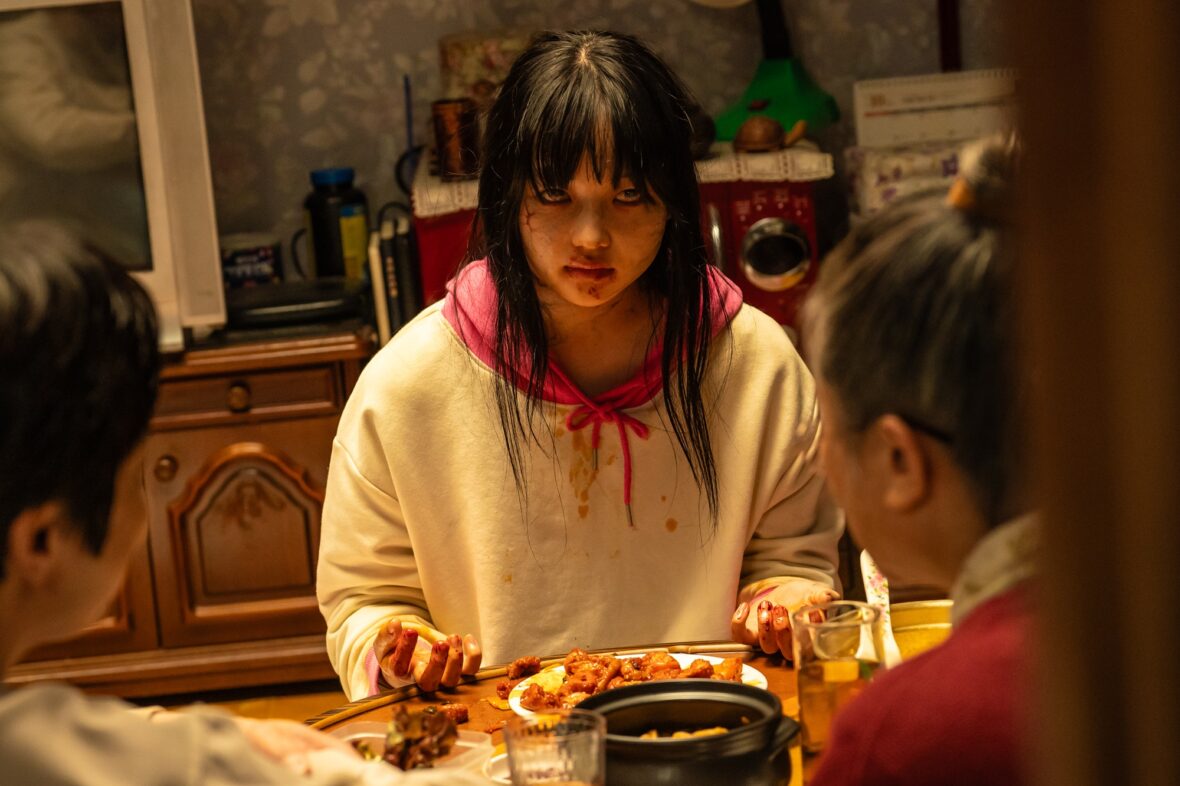 Atriz Choi Yoo-ri interpretando a adolescente zumbi, Soo-ah.