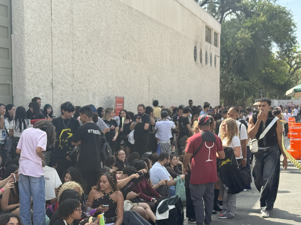 fila de fãs do show do aespa