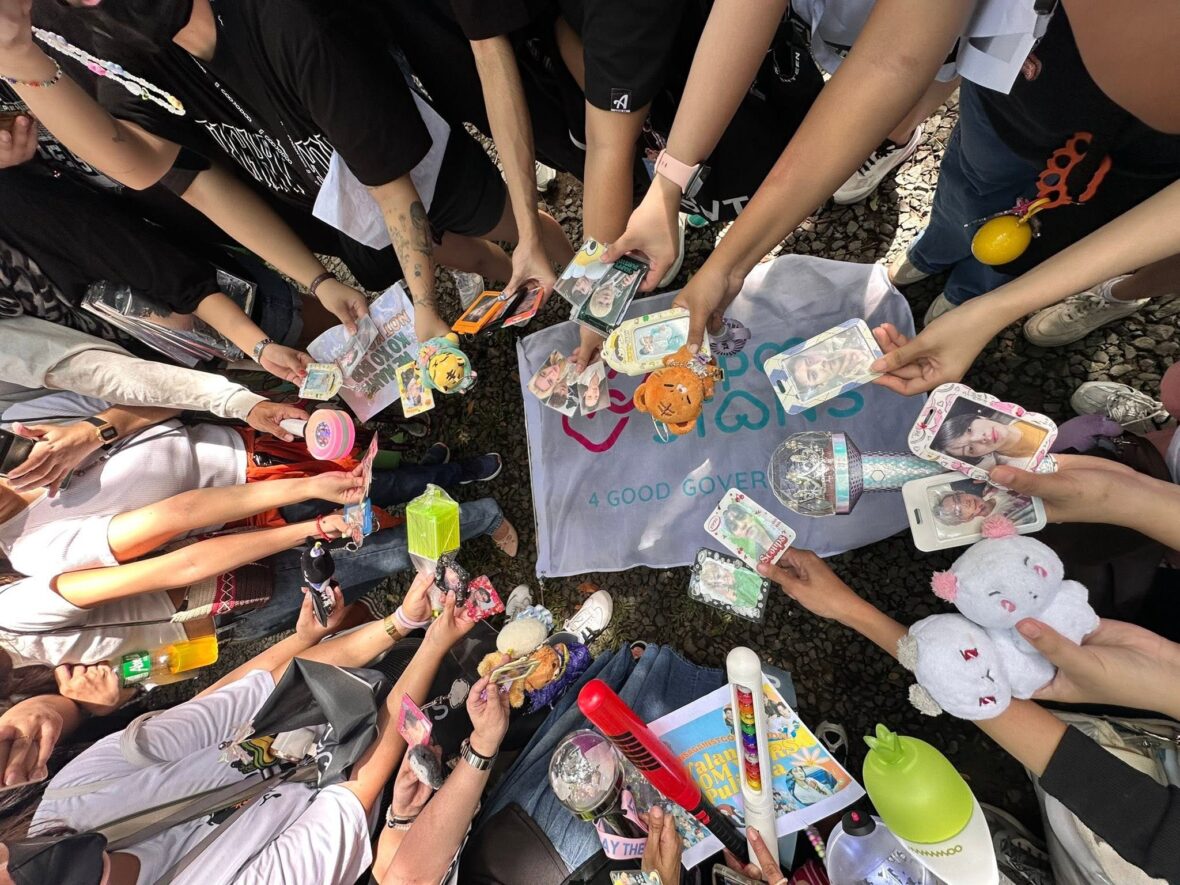 Grupo de fãs de vários fandoms no protesto contra a corrupção no governo filipino, 2025.